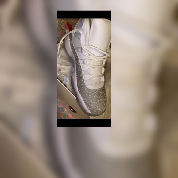 Jordan retro 11s sparkly grey, wore 2-3 times , In good condition , no creases - Picture 3 of 3